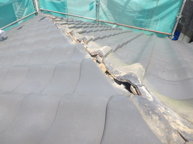 棟瓦の取り外しと内部の確認