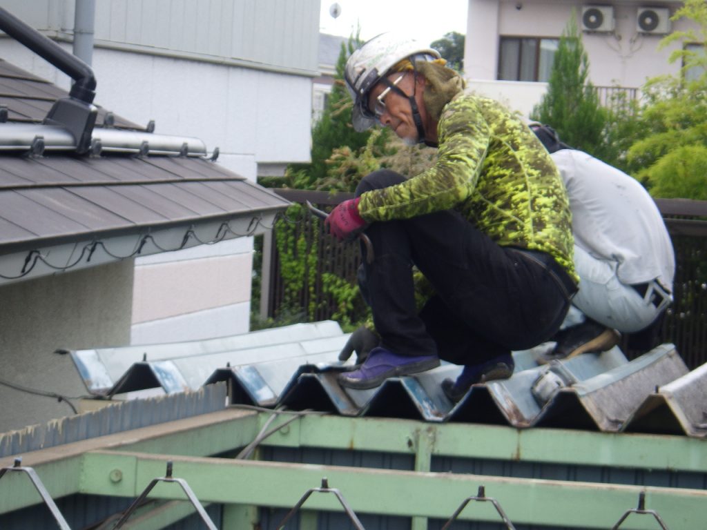 古い折板の撤去作業