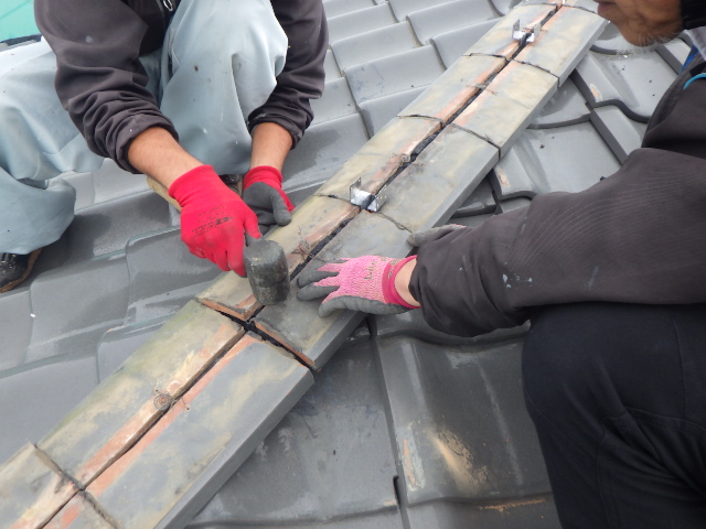 新しい芯木と棟瓦の調整