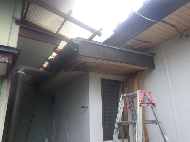 宇都宮市で瓦棒屋根の部分葺き替え工事をしました