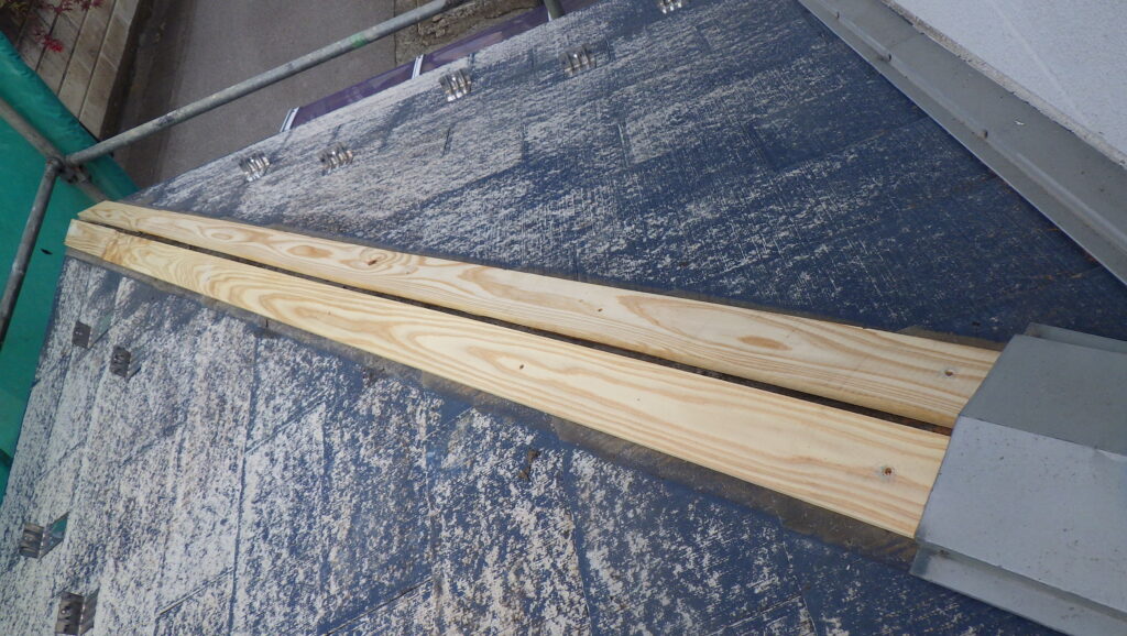 宇都宮市の屋根修繕と塗装工事で棟板金下地交換を行いました。