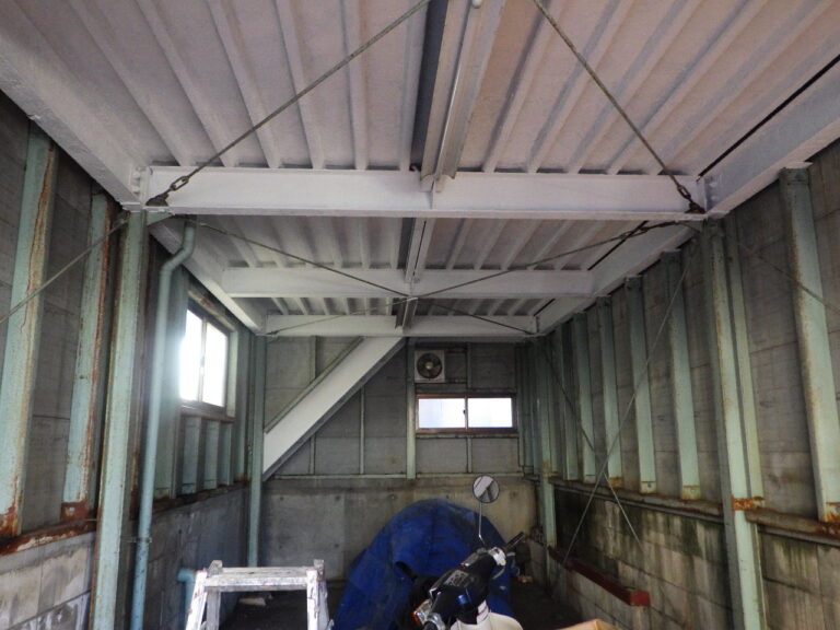 宇都宮市でザウルスEXを使い車庫内の鉄部塗装下塗りをしました