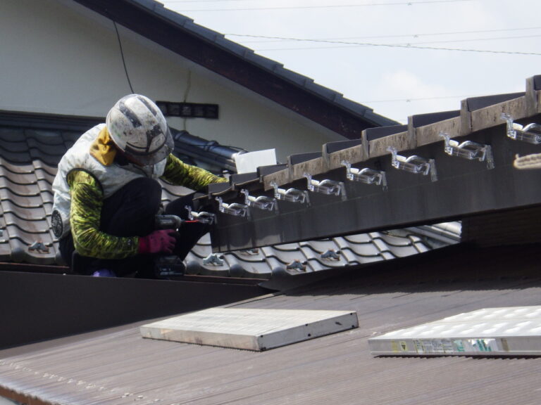 新規雨樋金具取り付け中