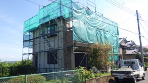 さくら市でスレート屋根の塗装工事が着工となりました。