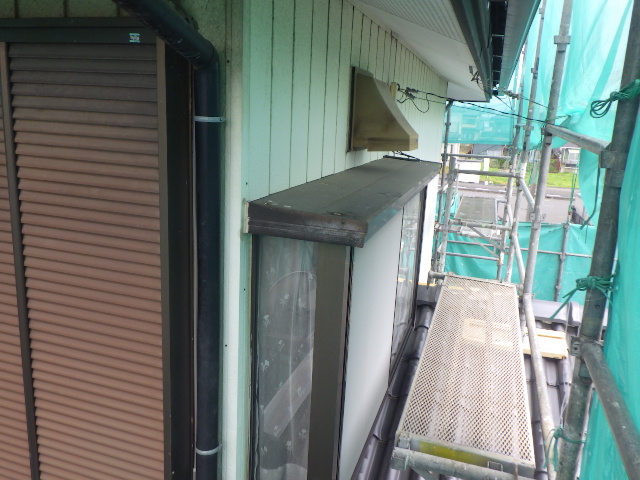 壬生町で板金縦葺とリシン吹付外壁の塗装工事が着工しました