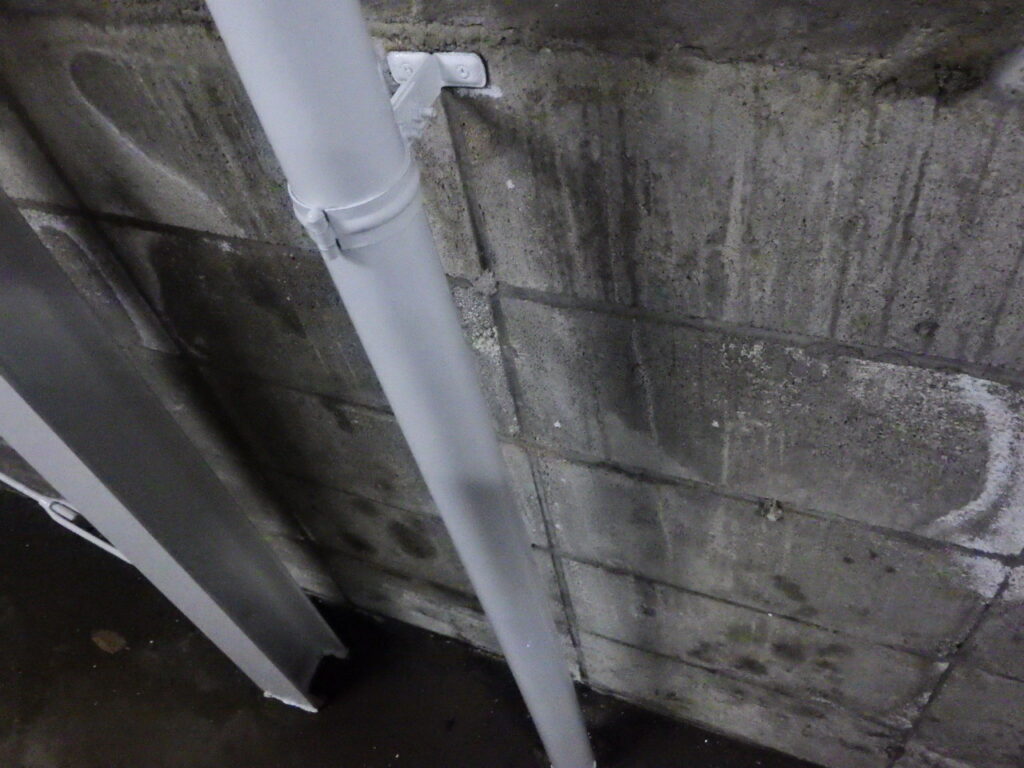 車庫内雨樋２回目塗装終了です