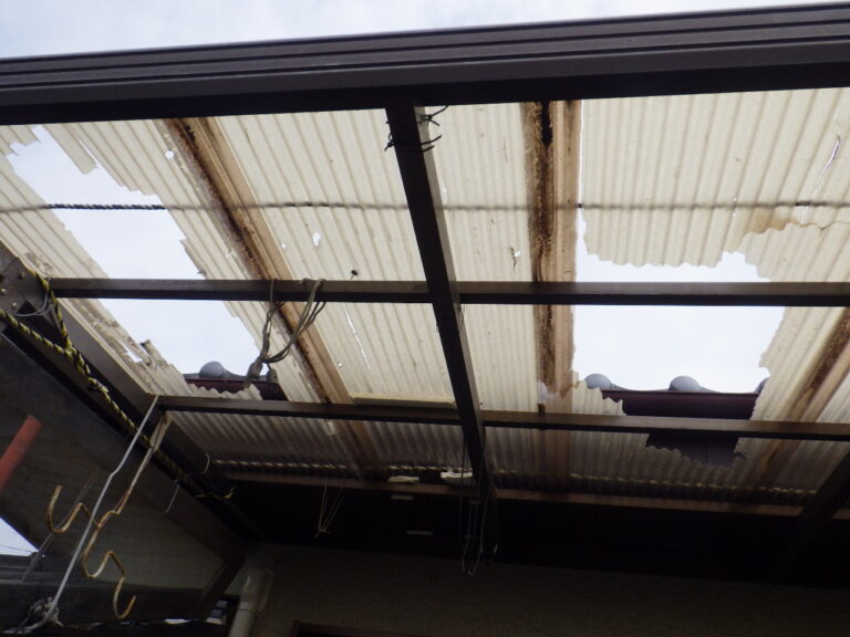 破損した波板屋根