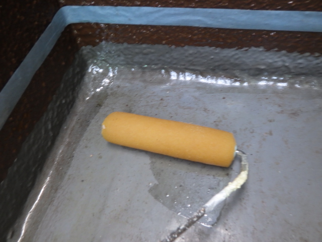 ベランダ防水塗装下塗り中です