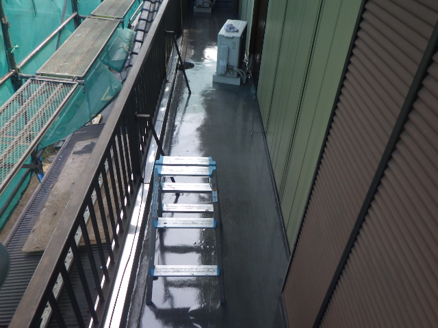 ベランダ防水塗装下塗り終了です