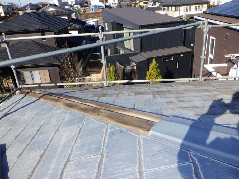 宇都宮市でスレート屋根の棟板金下地交換工事が着工しました。