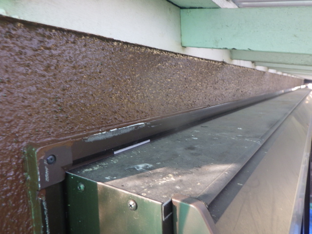 リシン壁の上塗り塗装終了です