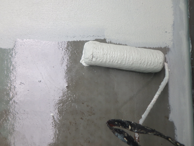 防水塗装のローラー塗装中です