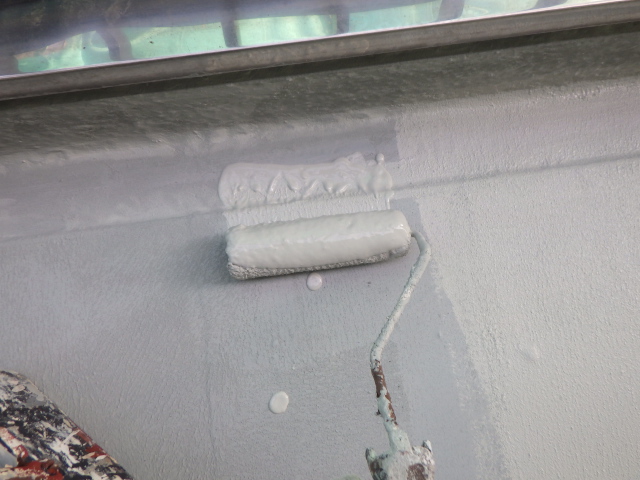 防水塗装の上塗り塗装中です