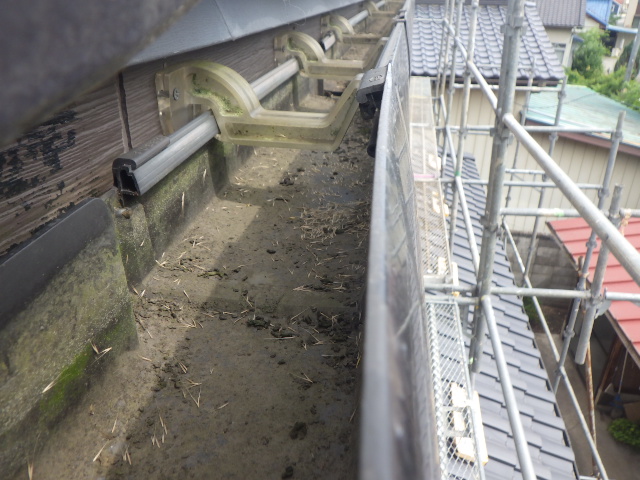 施工前の雨樋内の状態です