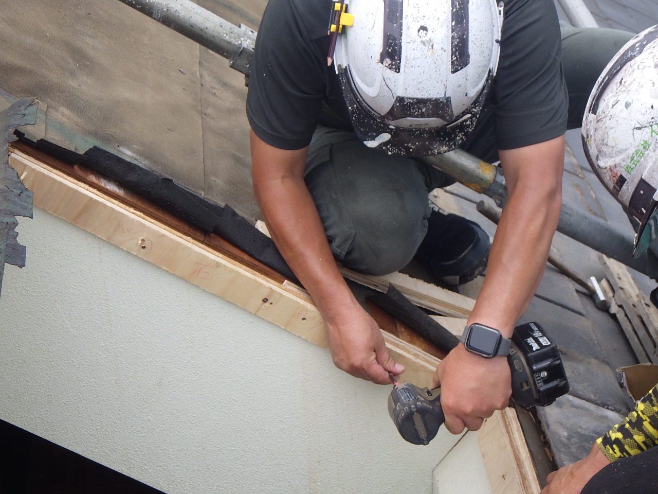 下地補修と新規枠の設置