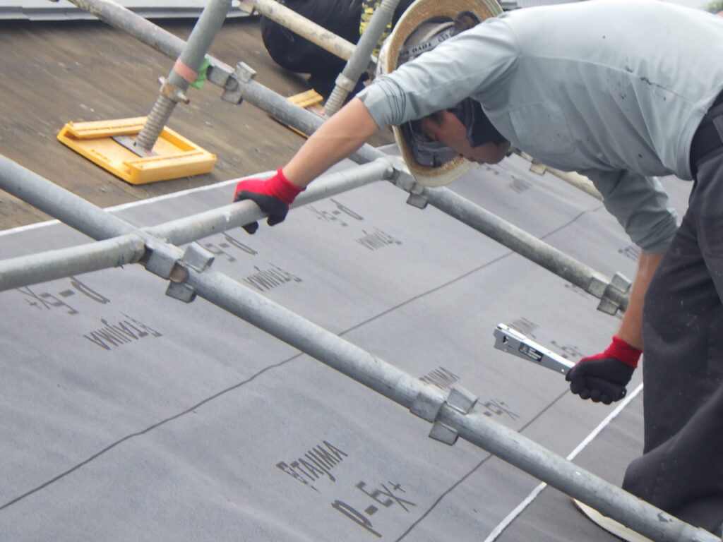 ルーフィングの貼り付け中です