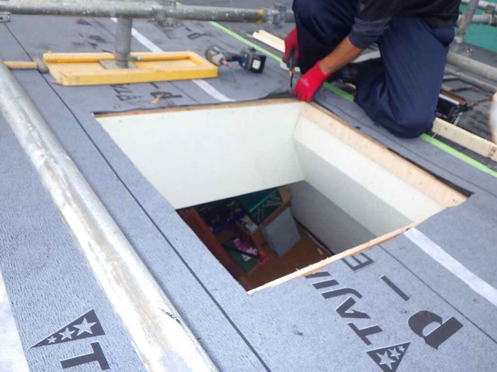 宇都宮市でトップライトを取り付けてから防水処理をしました