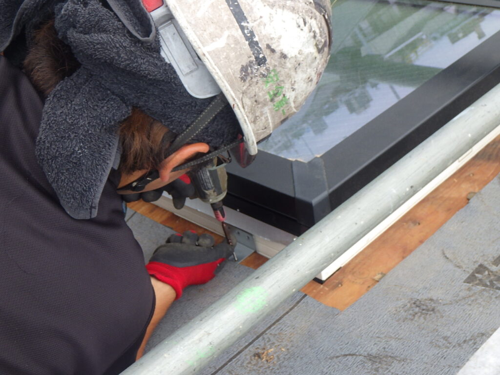 天窓の固定中です