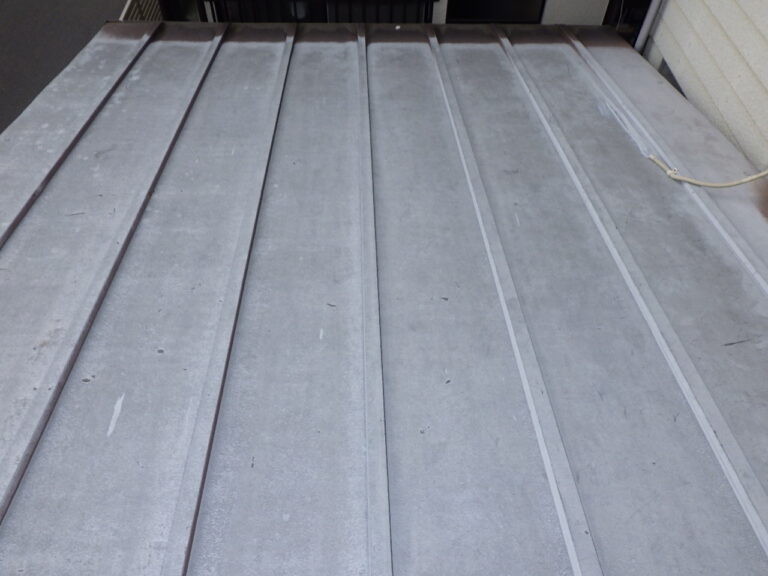 宇都宮市でガルバリウム鋼板製瓦棒屋根の塗装工事が着工しました