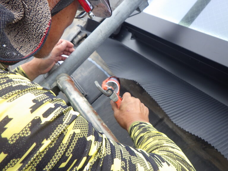 宇都宮市の天窓交換工事で厚型スレート屋根材を葺き直しました