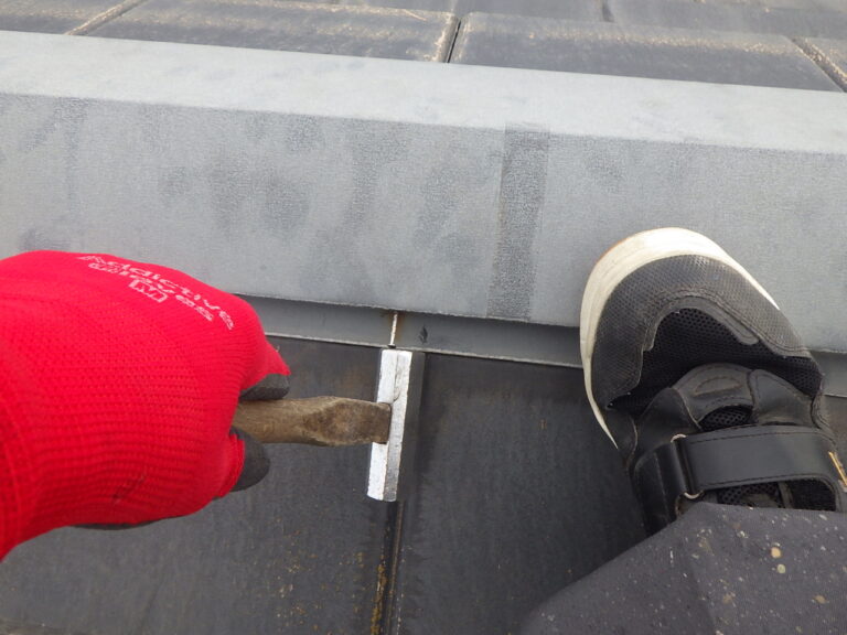 棟板金の取り付け中です