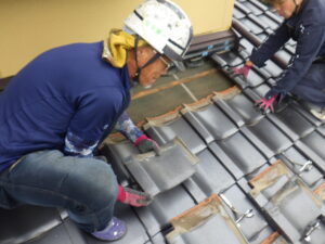 瓦を外す下屋根修繕