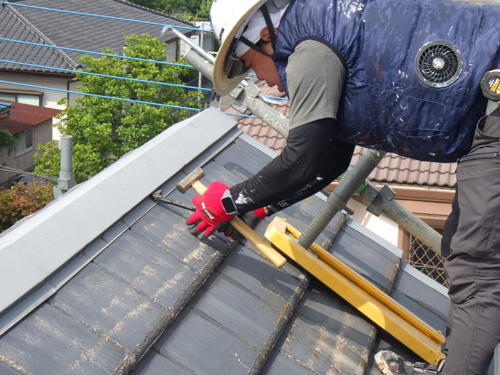 棟板金の撤去中です