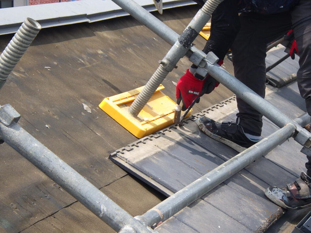 厚型スレート瓦の取り外し中です