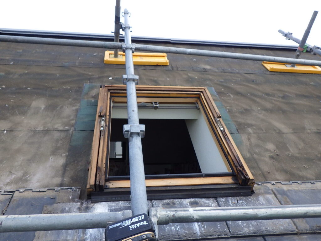 天窓ガラス部の撤去終了です