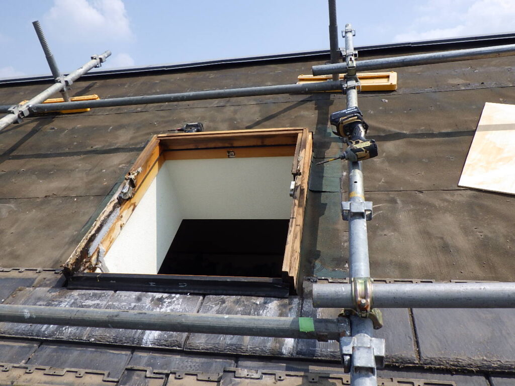 天窓ガラス部の撤去終了です