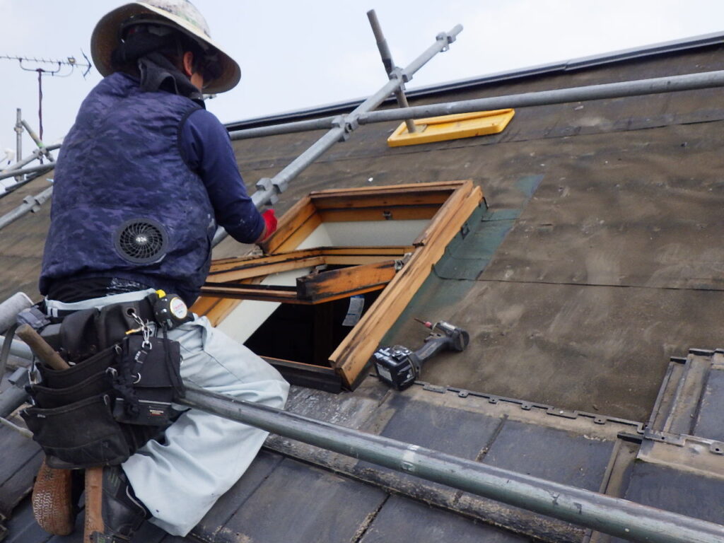 天窓下地の撤去中です