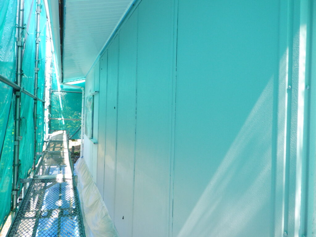外壁中塗り塗装終了です