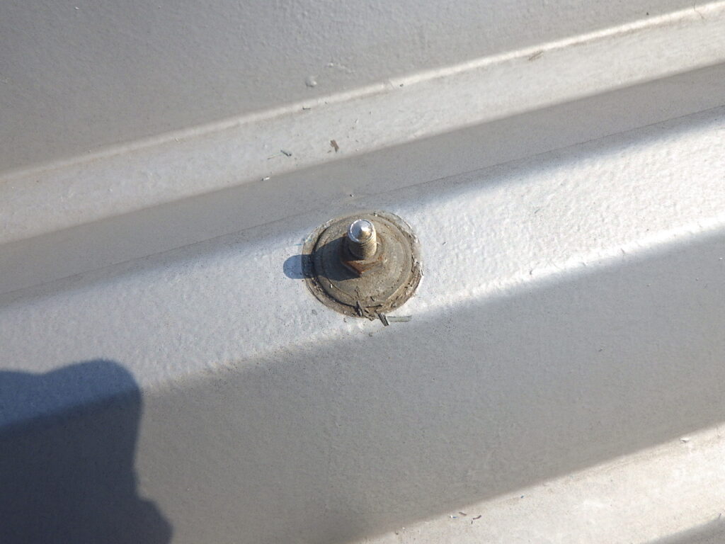 撤去後のボルトキャップです