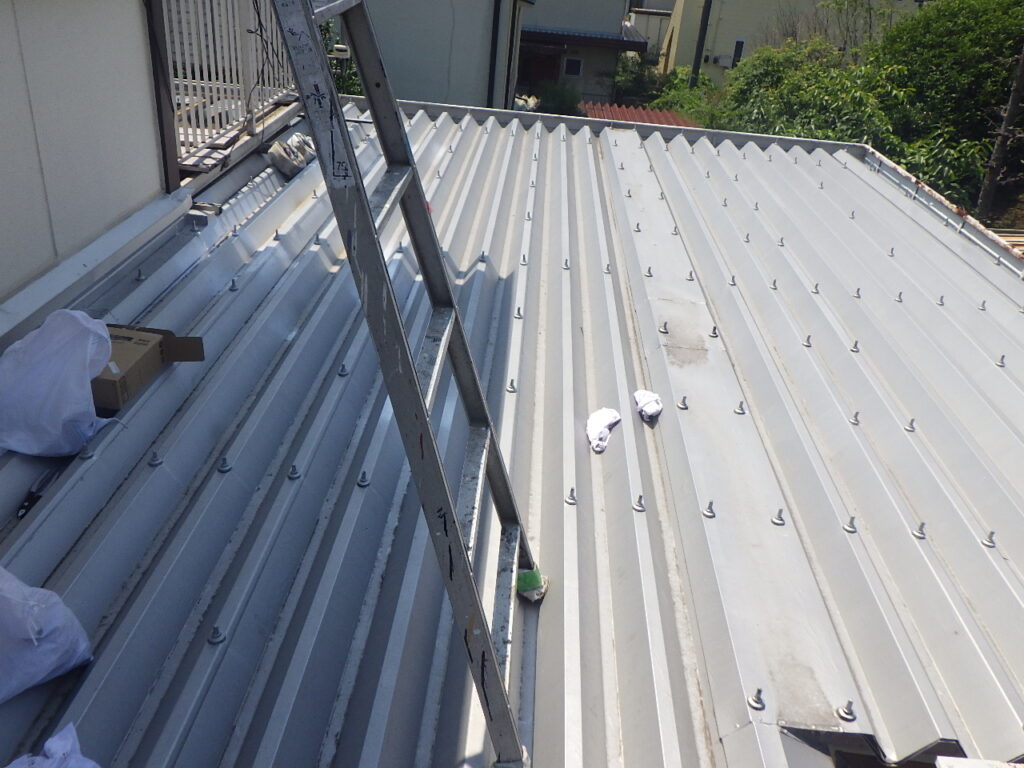宇都宮市で折半屋根のボルトキャップ交換工事が着工しました