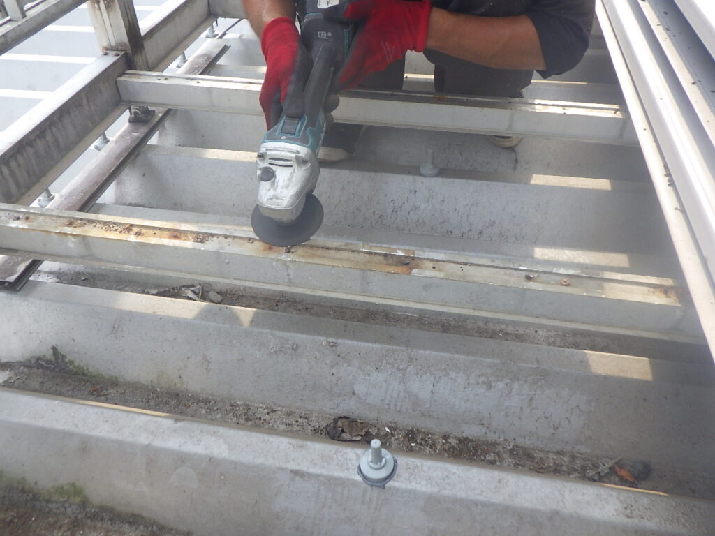 ベランダ床取り付け下処理中です