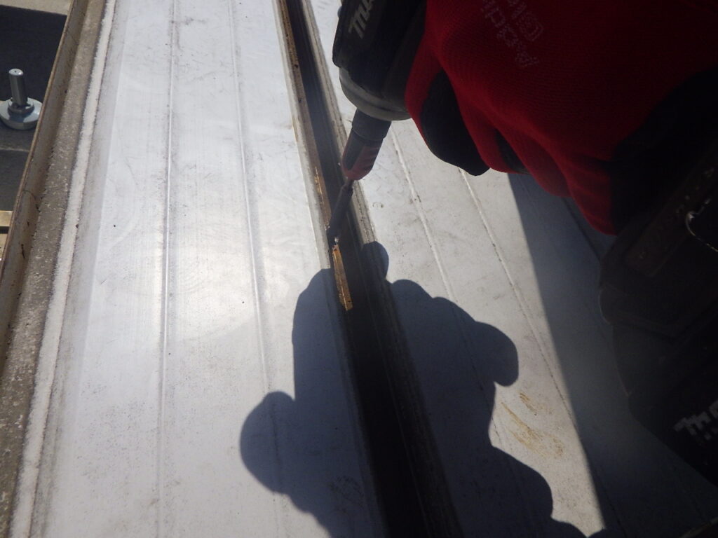 宇都宮市でベランダ床を取り付けボルトキャップ工事が完工しました