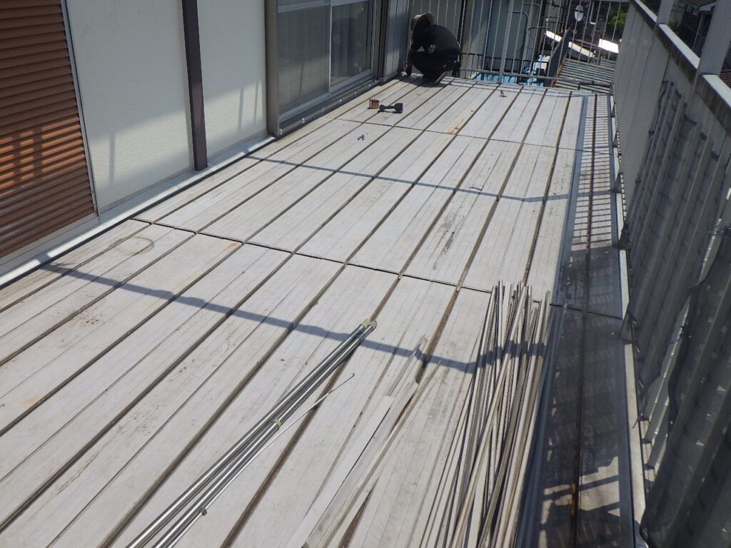 ベランダ床の取り付け終了です