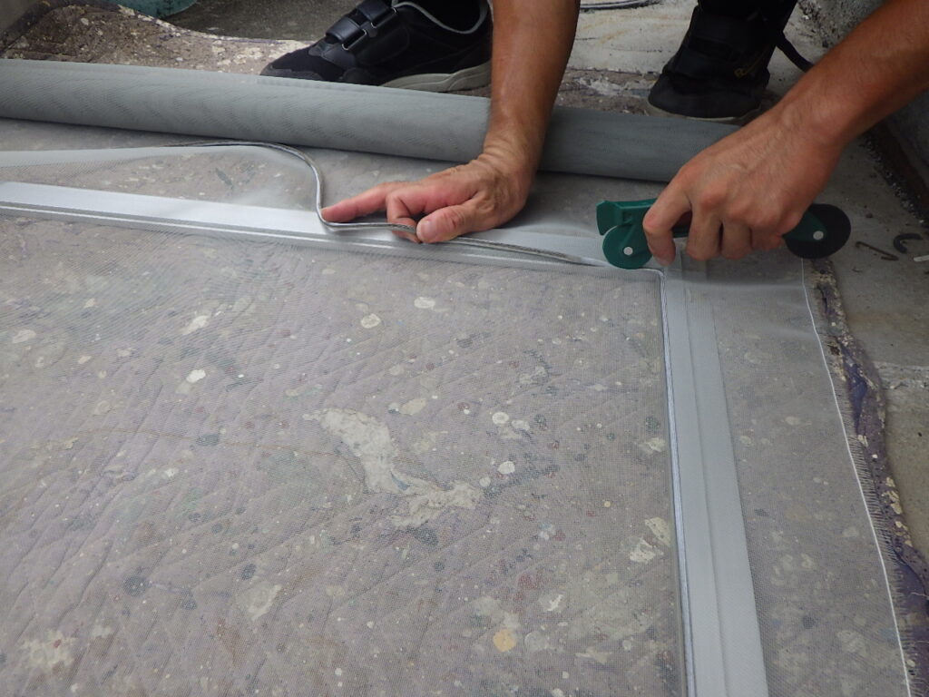 網戸網の固定中です