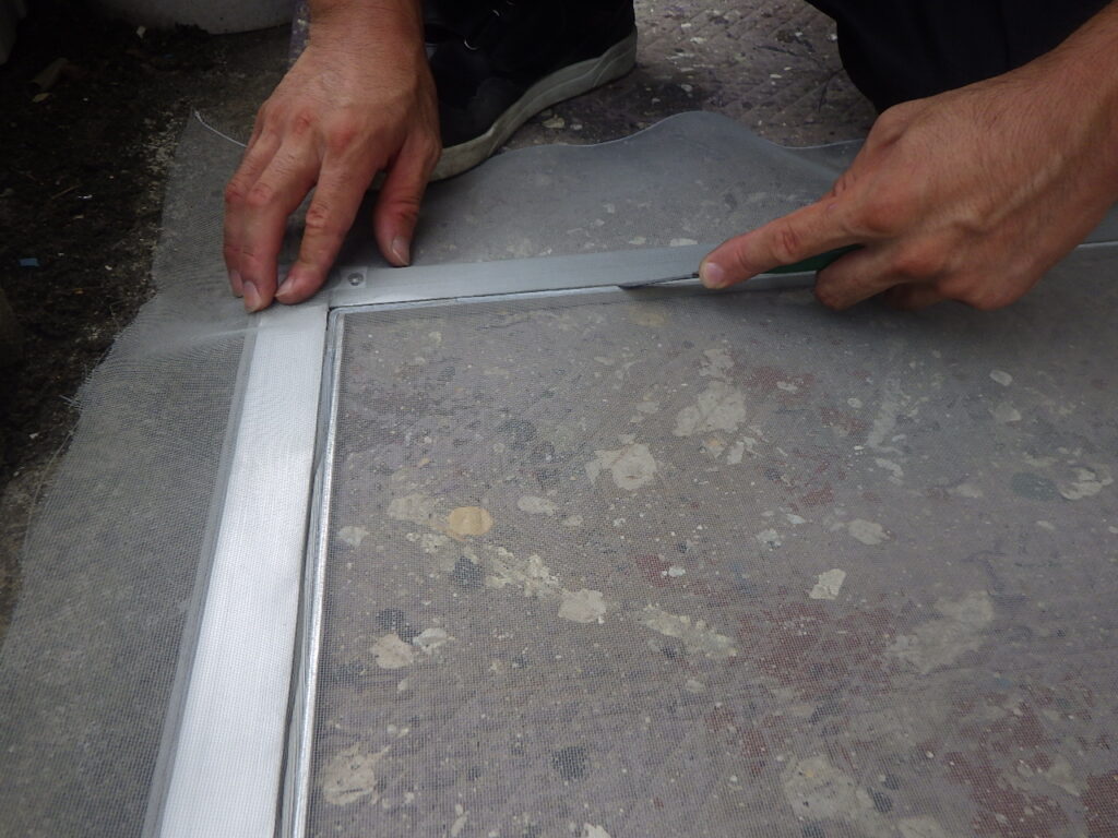 網戸網のカット中です