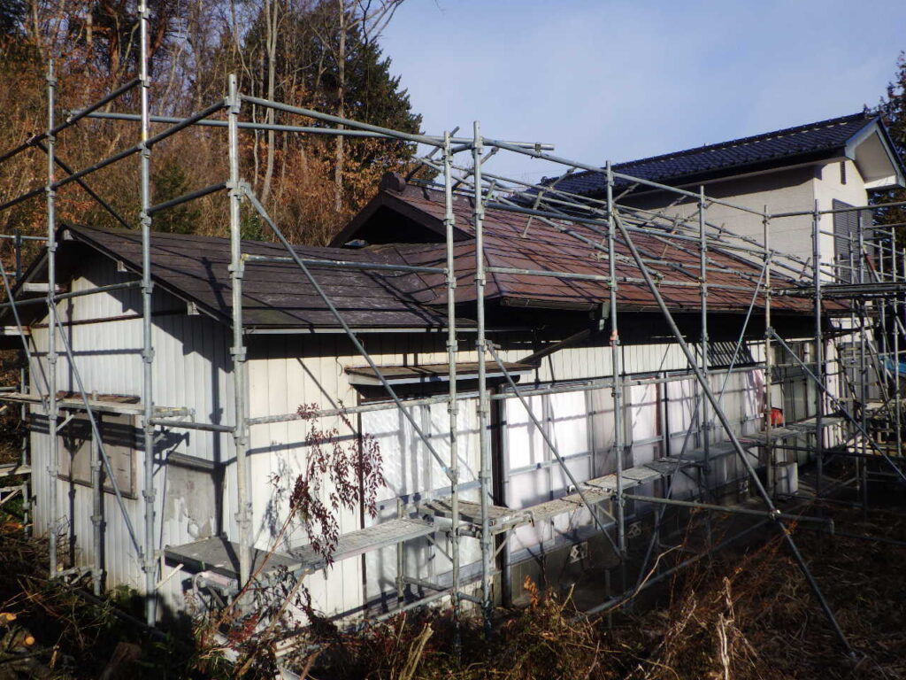 那須烏山市で平屋板金屋根のカバー工事が着工しました。