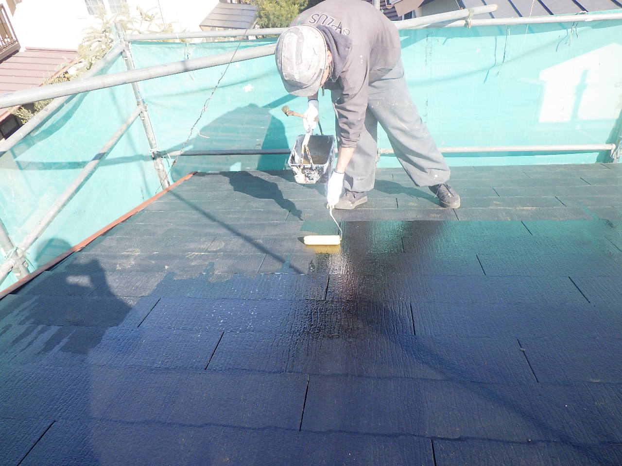 スレート屋根の下塗り作業
