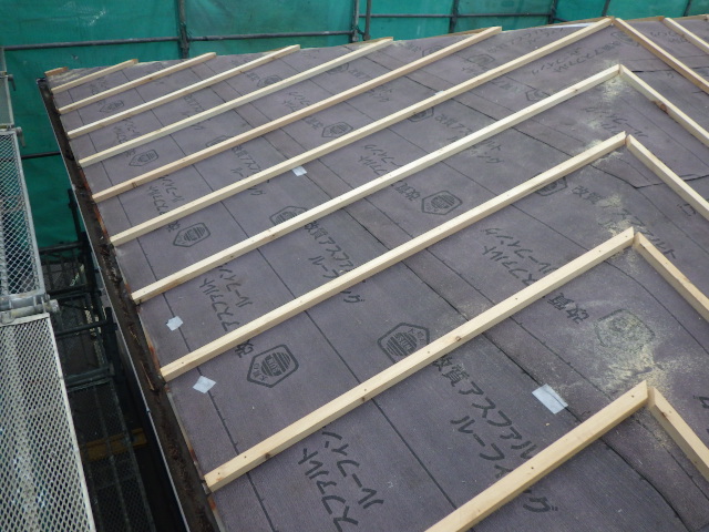 ルーフィング後の胴縁設置で瓦棒の通りを作る