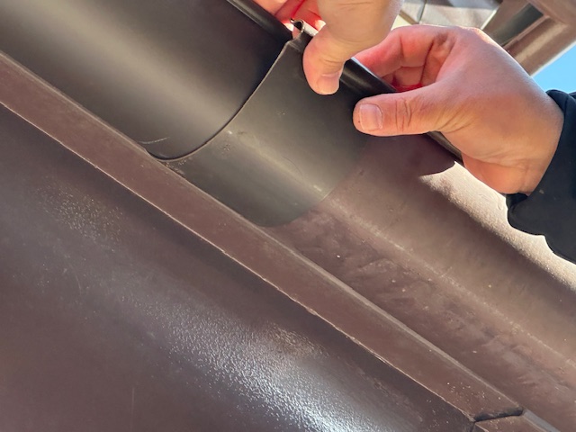 雨樋の取り付け中です