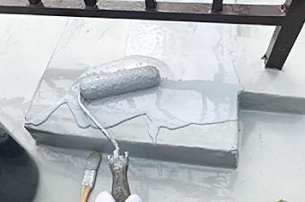 陸屋根の細かい凹凸はシーラーで丁寧にウレタン防水を仕上げていきます