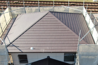ブラウン色のガルバリウム鋼板屋根で葺き直しが完了